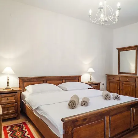 Hause Monteneze *