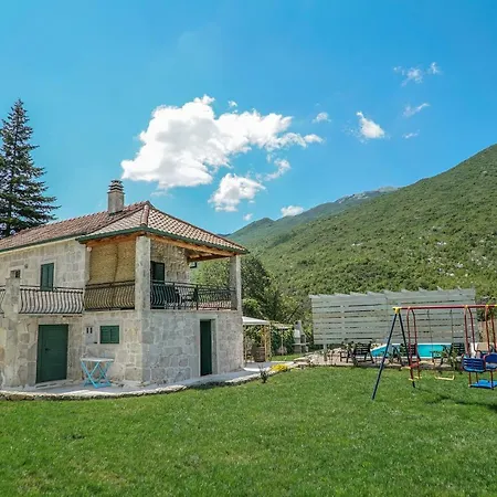 Hause Monteneze Villa